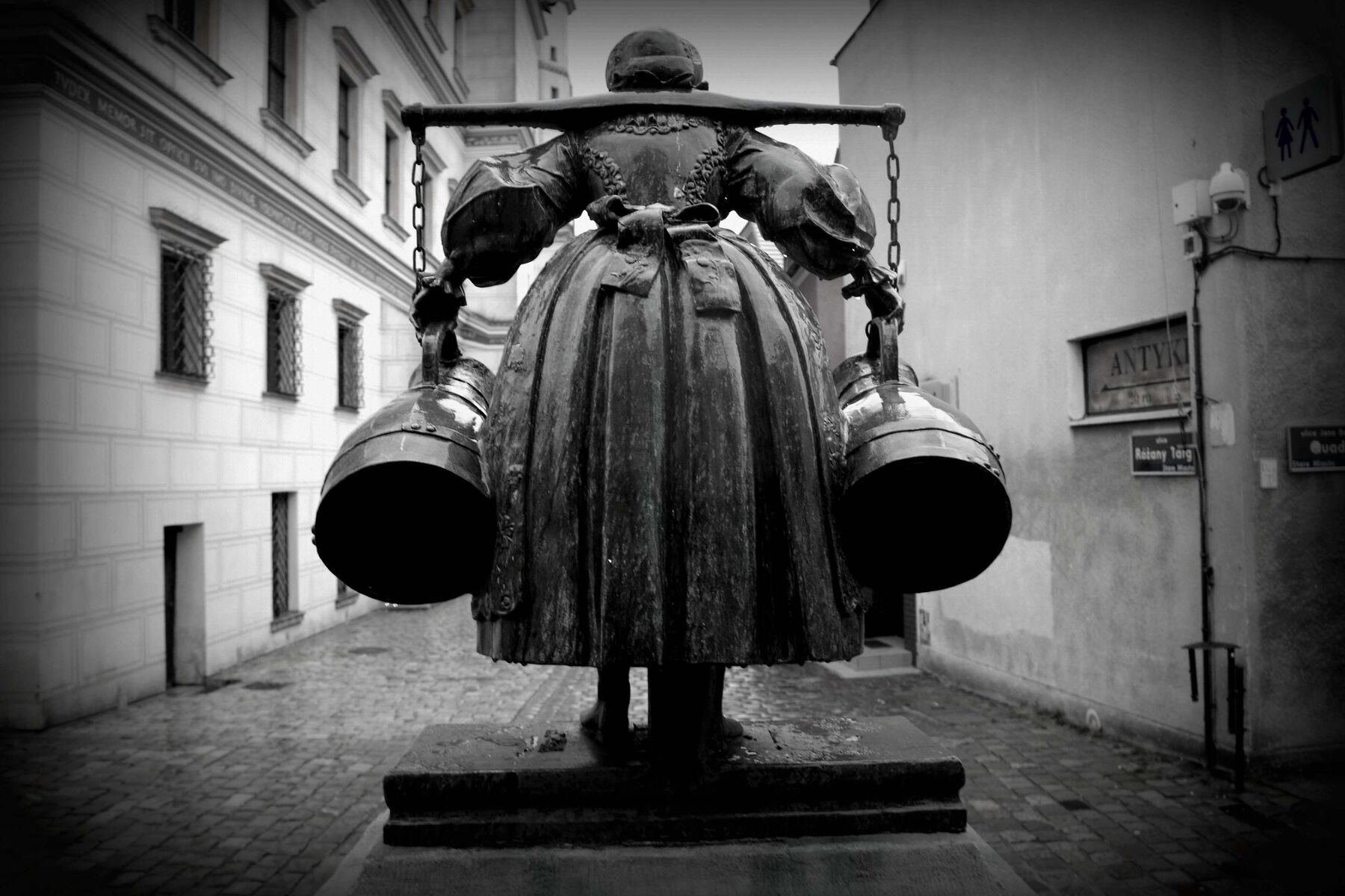 Pomnik bamberki znajdujący się na Starym Rynku w Poznaniu.