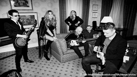 Na zdjęciu członkowie zespołu.