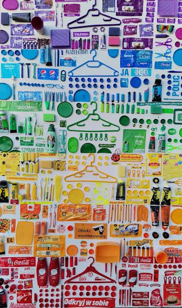 Jedna z prac na której znajdują się różne rzeczy z kolorowego plastiku.