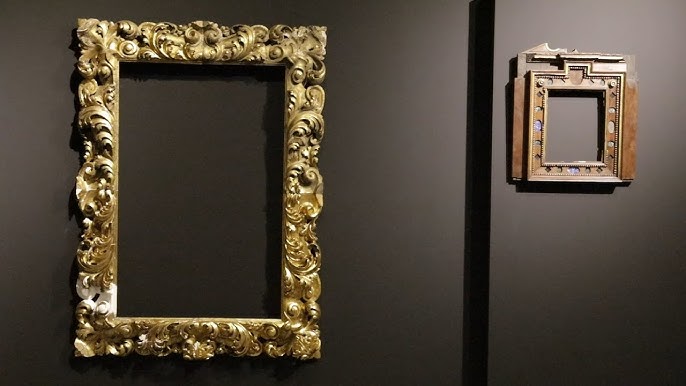 Na zdjęciu ozdobna rama wisząca na ścianie.