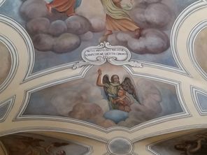 Zdjęcie sklepienia w kościele.