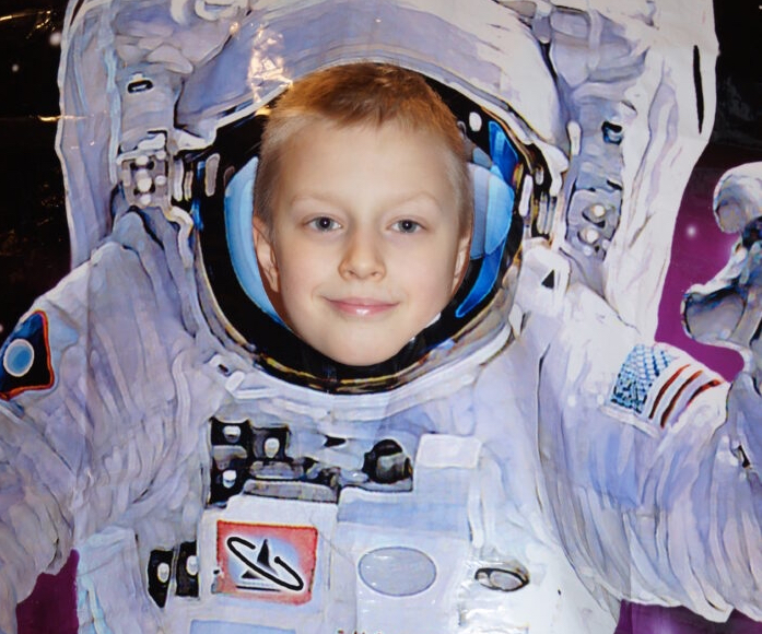 Chłopiec w kostiumie kosmonauty.