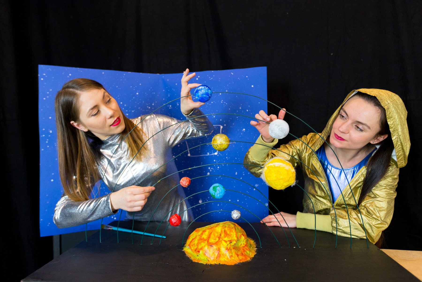 Zdjęcie aktorów grających w spektaklu.