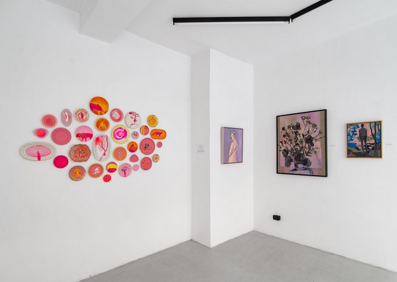 Zdjęcie sali wystaw z pracami artystów.