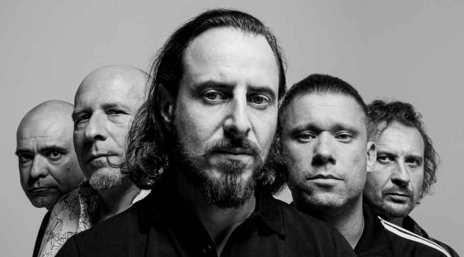 Portret zbiorowy pięciu mężczyzn z zespołu Ka$hell. Zdjęcie jest czarno-białe.