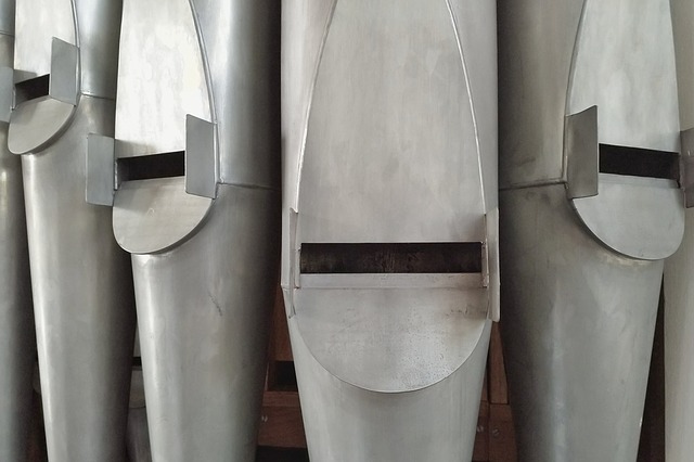 Zdjęcie z bliska piszczałek organowych.