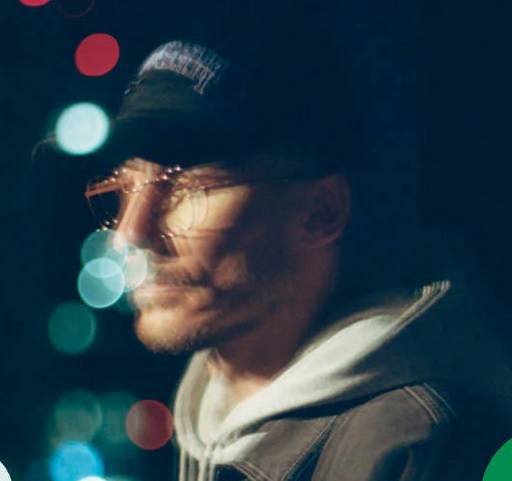 Niewyraźne zdjęcie popiersia artysty.