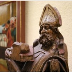 Zdjęcie drewnianej rzeźby Świętego Mikołaja.