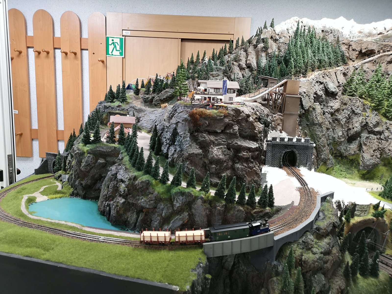 Zdjęcie makiety kolejowej.