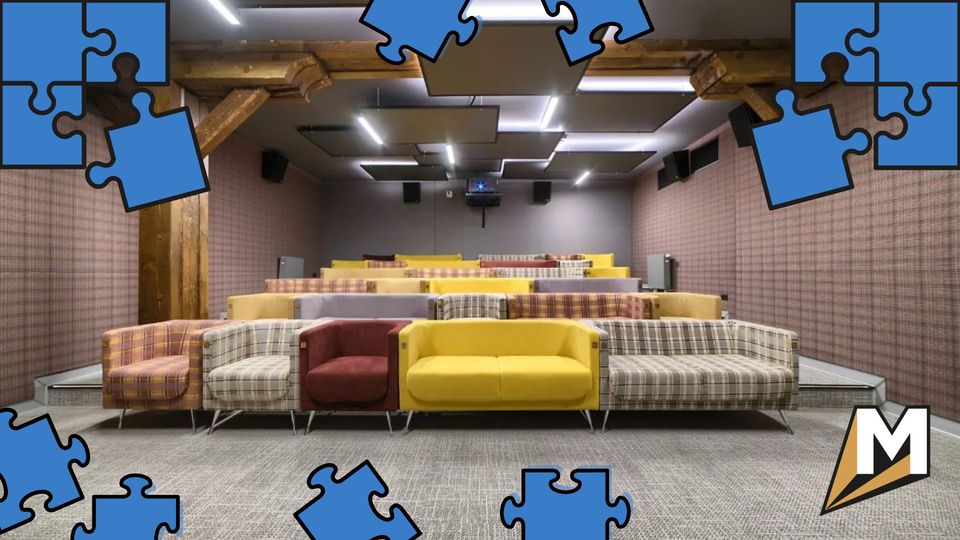 Zdjęcie kolorowych kanap w sali filmowej. W obramowaniu zdjęcia niebieskie puzzle.