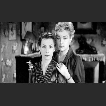 Czarno-biały kadr z filmu przedstawiający dwie kobiety: brunetkę i blondynkę. Blondynka trzyma w prawej dłoni papierosa.