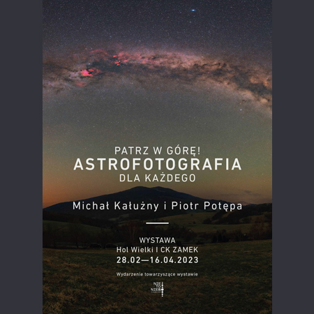 Zdjęcie nieba po zmroku na tle gór. Białe napisy informujące o wydarzeniu.