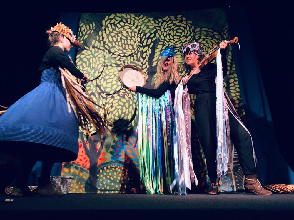 Zdjęcia aktorów występujących w spektaklu.