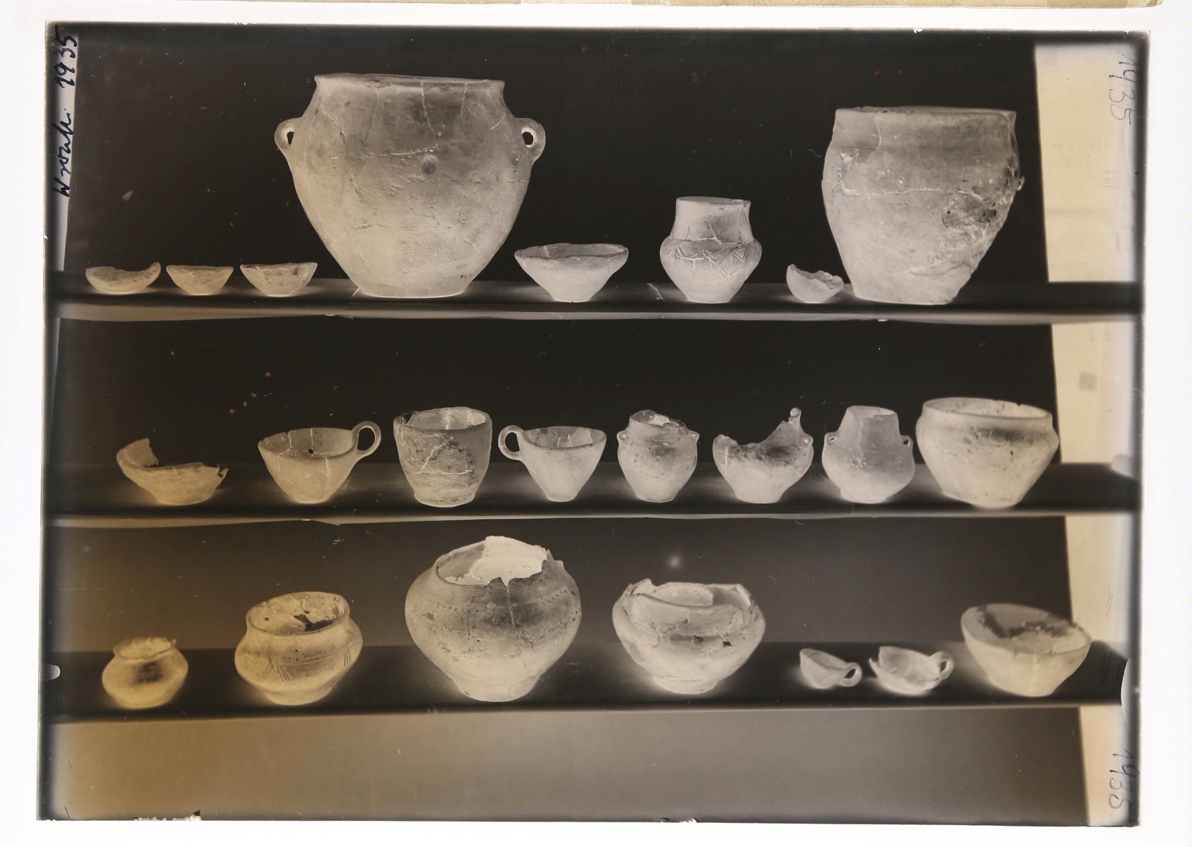 Jedna z klisz szklanych ze zbioru zdjęć archeologicznych z dwudziestolecia międzywojennego- fot. Patrycja Silska.