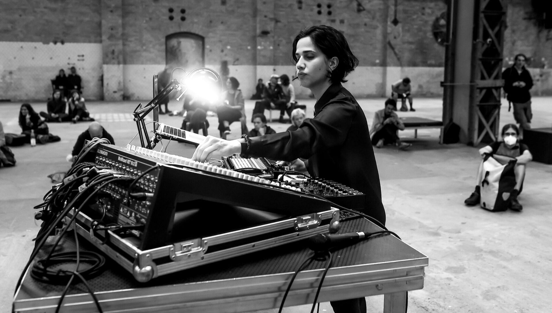 Na zdjęciu artystka przy instrumencie klawiszowym.