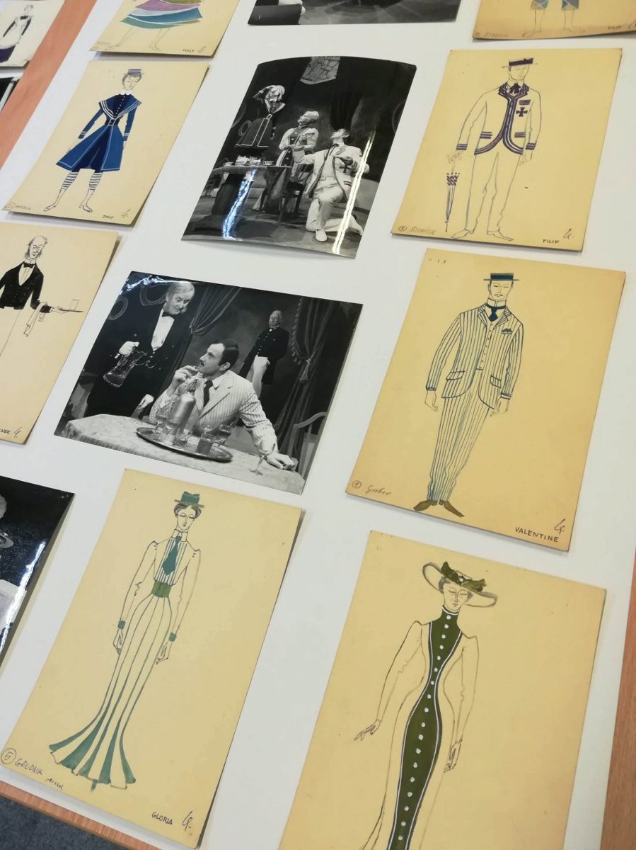 Zdjęcie obrazów z wystawy.