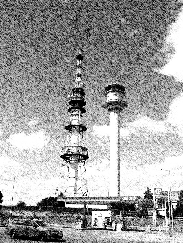 Wieże RTV. Zdjęcie carno-białe.