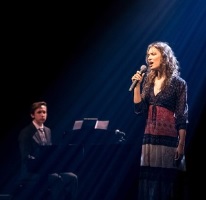 Na pierwszym planie zdjęcia znajduje się artystka, młoda dziewczyna, która stoi na scenie w zaciemnionym pomieszczeniu. Z góry pada na nią niebieskie światło. Na drugim planie przygląda jej się młody chłopak, pianista. Dziewczyna trzyma w ręku mikrofon i śpiewa.