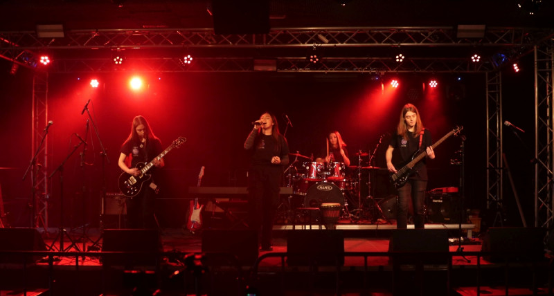 Zdjęcie muzyków na scenie.