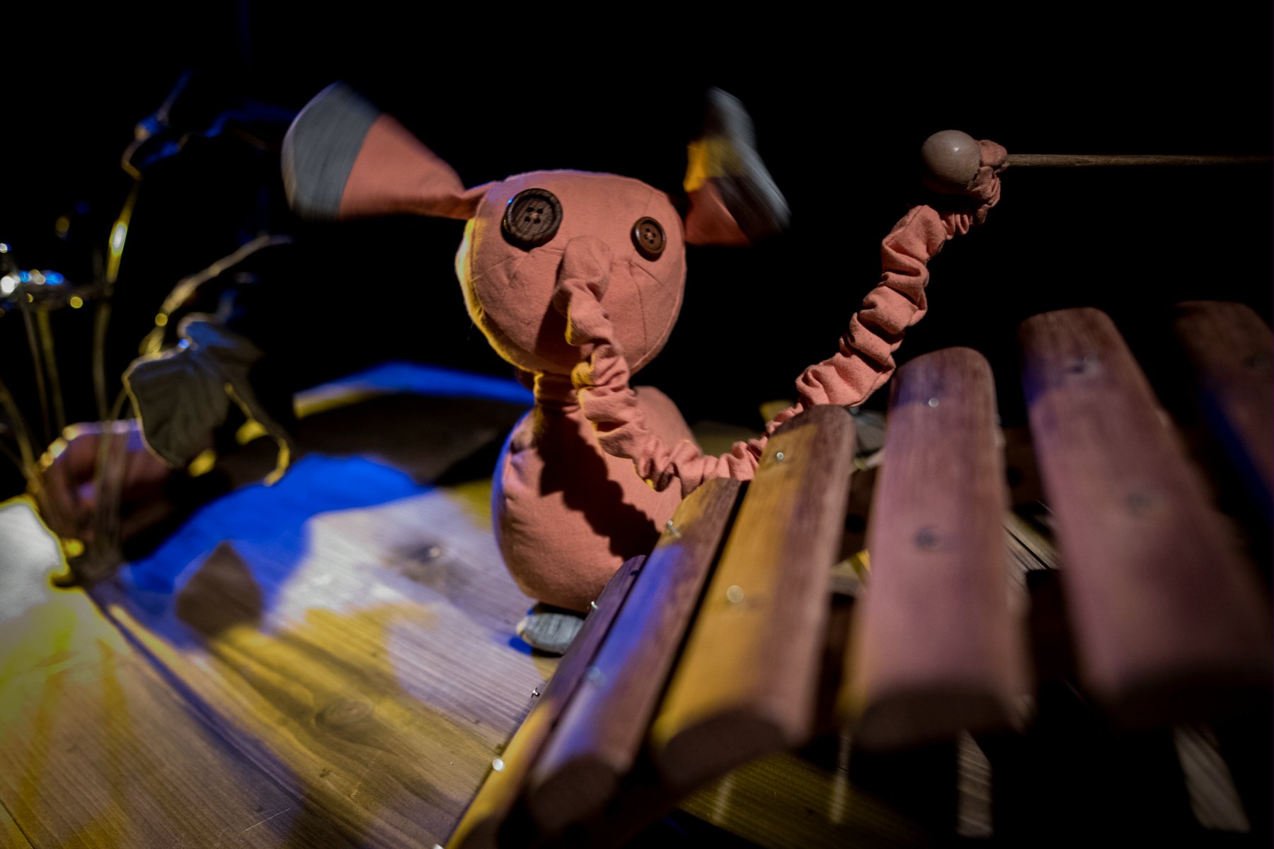 Zdjęcia maskotki ze spektaklu.