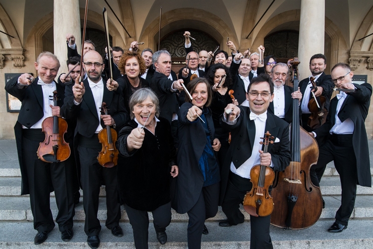 Na zdjęciu Orkiestra Amadeus przed aulą UAM.