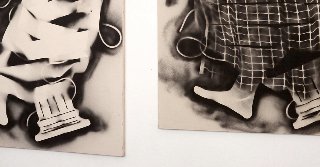 Zdjęcie przedstawia dwa zdjęcia należące do wystawy. Zdjęcia są w kolorach beżowo-szaro-czarnych.