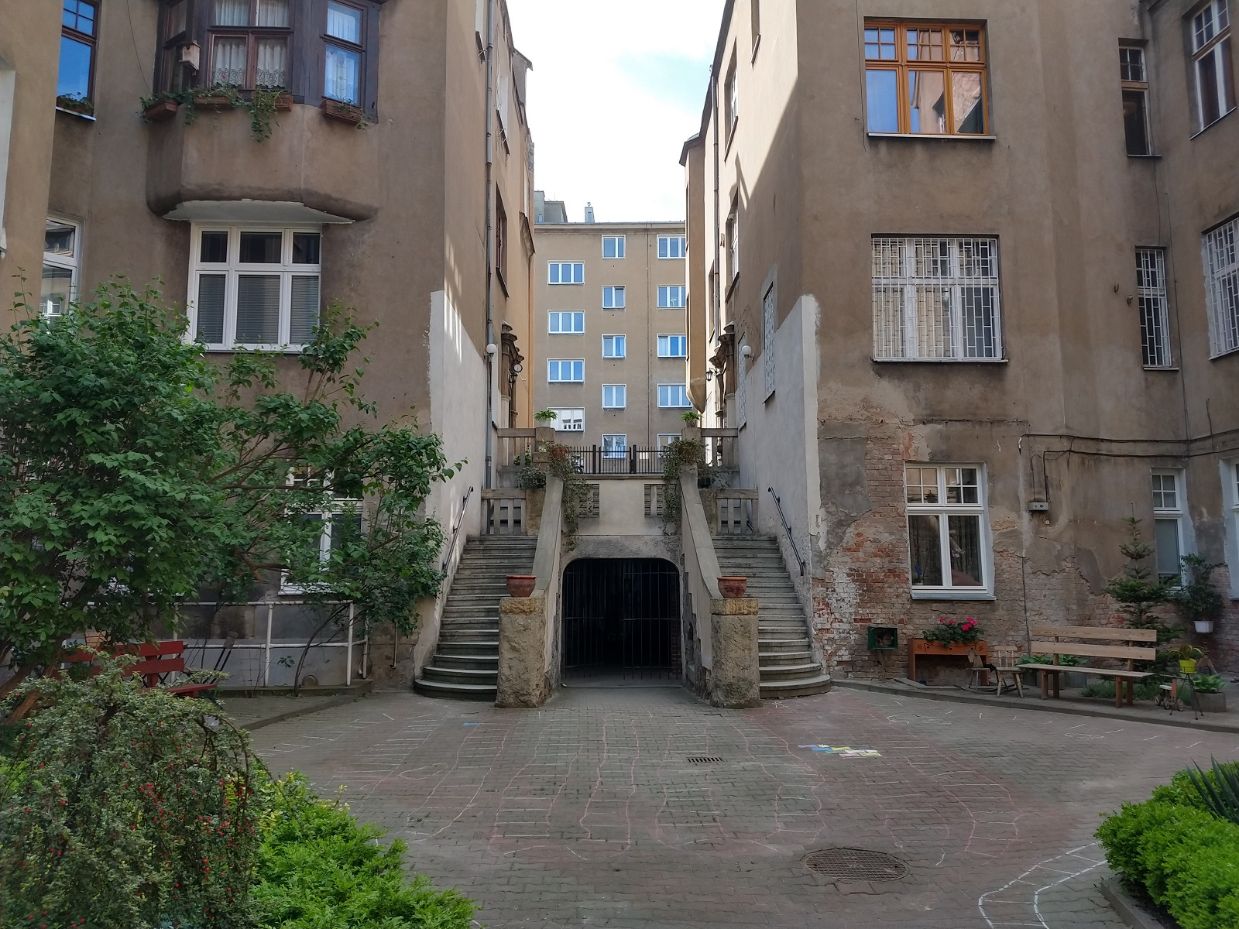 Na zdjęcie hiszpańskie schody przy Al. Marcinkowskiego.