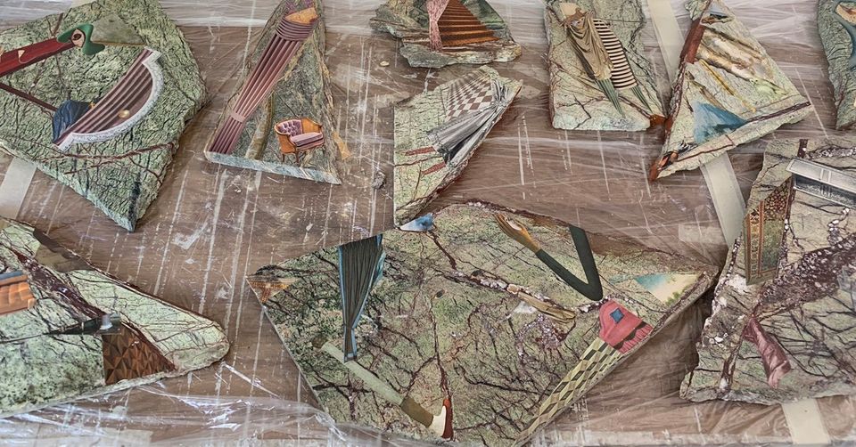 Rozrzucone częsci marmurowych płytek z kolorowymi wzorami.