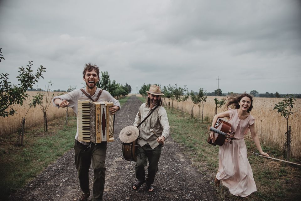 Zdjęcie członków zespołu (Fot. Marianna Łakomy Mikromomenty).