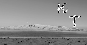 Czarno-białe zdjęcie z widokiem morza i gór.