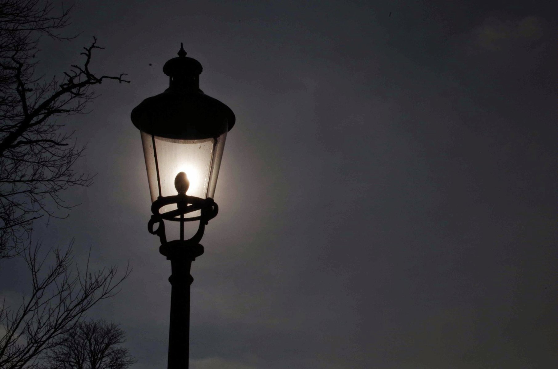 Na zdjęciu lampa uliczna na tle ciemnego nieba.