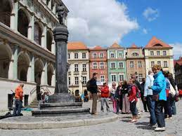 Na zdjęciu grupa turystów z przewodnikiem.