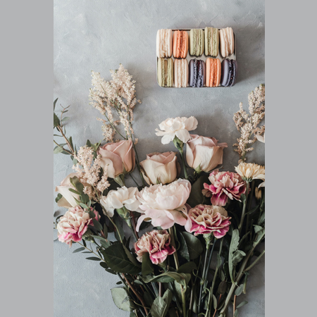 Bukiet kwiatów na szarym podłożu.