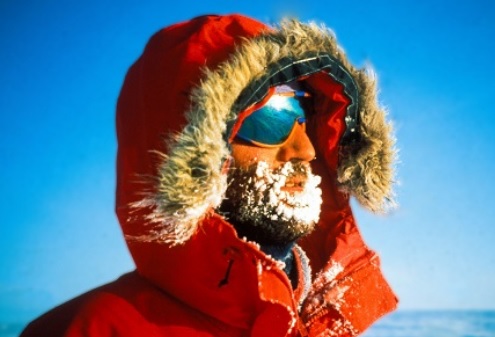 Opatulona głowa Marka Kamińskiego na tle błękitnego nieba