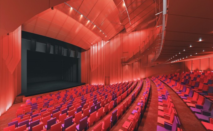 Pusta scena i widownia teatru w kolorach czerwieni