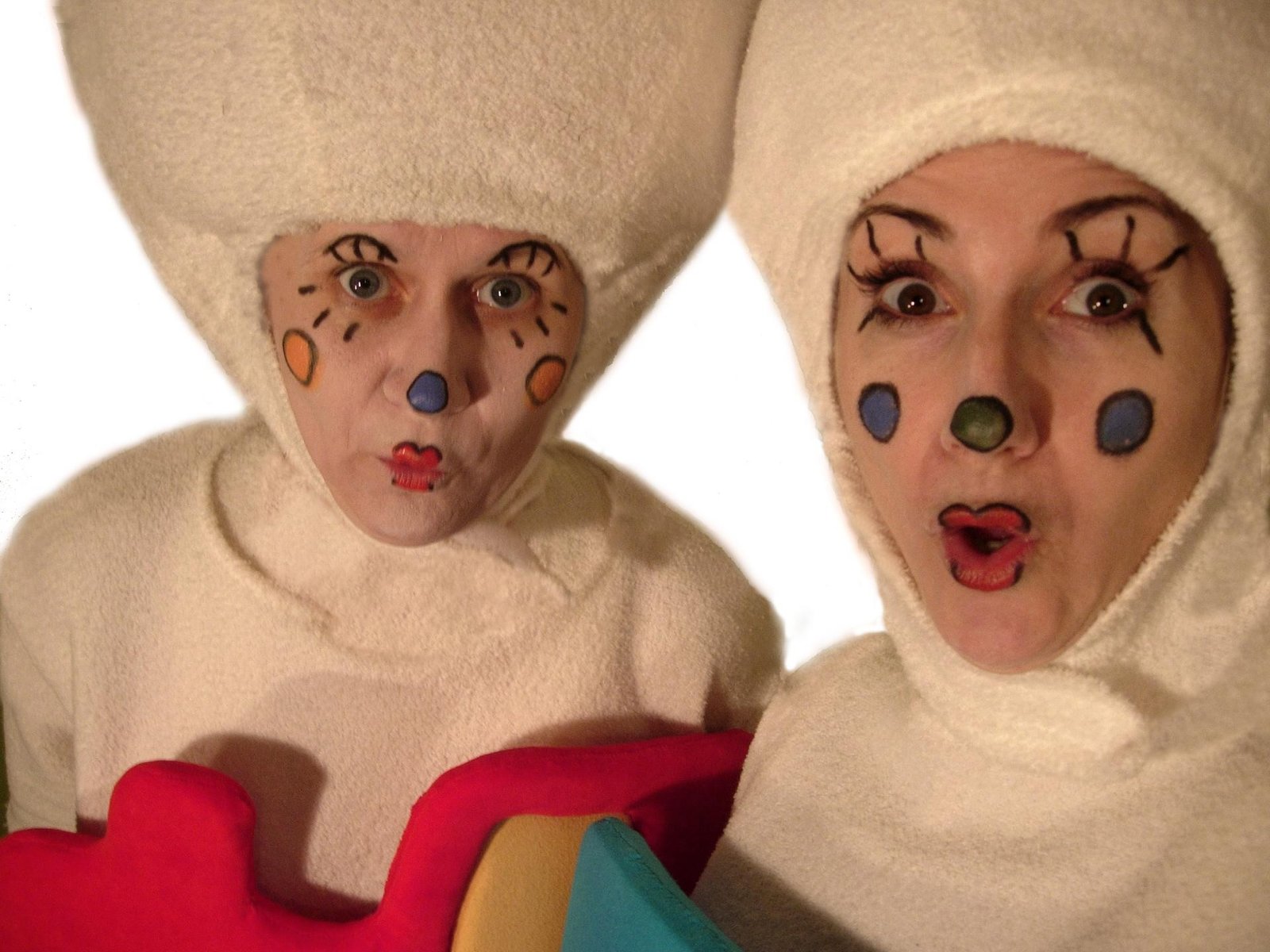 Zdjęcie dwójki aktorów ze spektaklu.