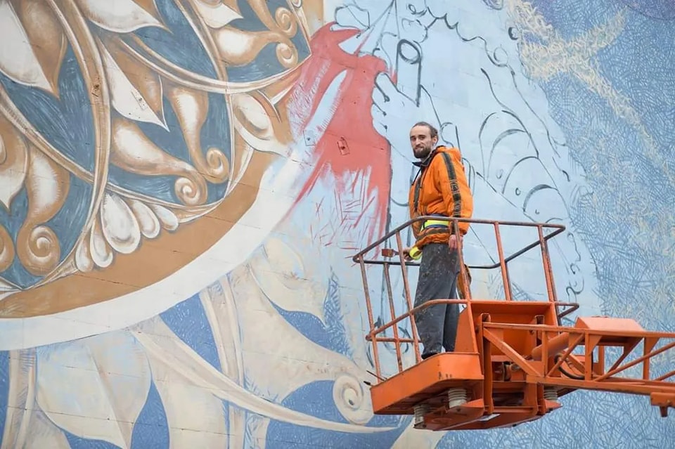 Na zdjęciu artysta przy pracy.