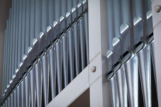 Zdjęcie piszczałek organów.