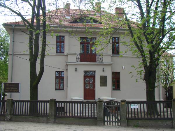 Zdjęcie willi, w której mieści się Salon Muzyczny Feliksa Nowowiejskiego