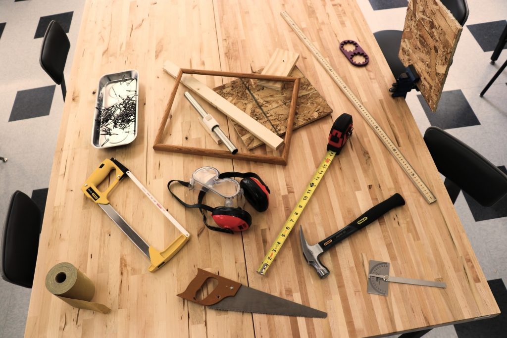 zdjęcie narzędzi rozłożonych na stole