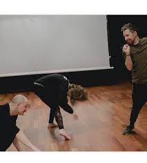 Zdjęcie przedstawia pierwszą odsłonę działania z 2021 roku. Osoby wyginają ciało.