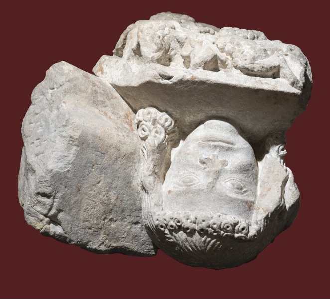 Zwornik z przedstawieniem męskiej głowy z kościoła podominikańskiego