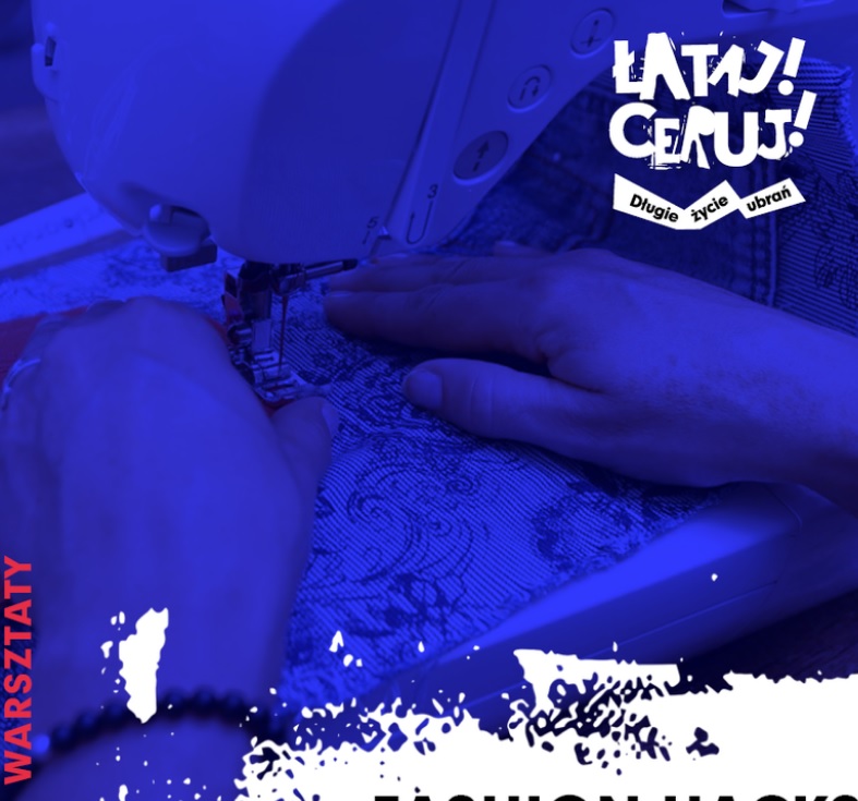 Grafika wykorzystująca zdjęcie dłoni przesuwających materiał na maszynie do szycia. Fotografia utrzymana w fioletowych barwach.