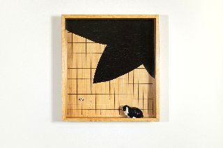 w kwadratowym obrazie z prostopadła ramą jest postawiony czarnobialy kot, tlo jest bezowe z czarnym duzym fragmentem jakby liścia