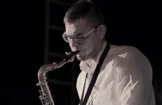 wykonawca grajacy na saksofonie