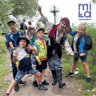 chłopcy wraz z mężczyzną przebranym za pirata w plenerze