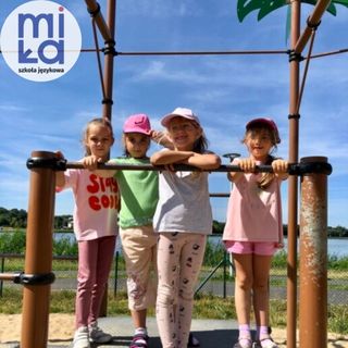 usmiechnięte dzieci na placu zabaw