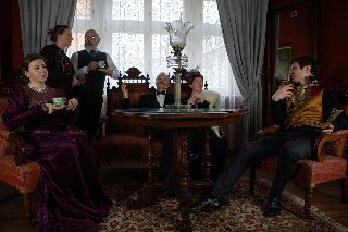 Aktorzy Asz Teatru w przestrzeniach Muzeum Literackiego Henryka Sienkiewicza. Fot. Paulina Nowak