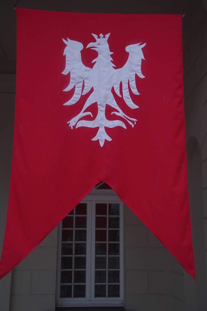 Na zdjęciu flaga powstańcza.