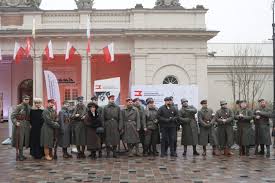 Na zdjęciu budynek muzeum z grupą rekonstrukcyjną Powstańców Wielkopolskich.